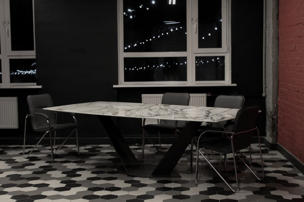 De perfecte afstand tussen tafel en muur voor een fijne eethoek