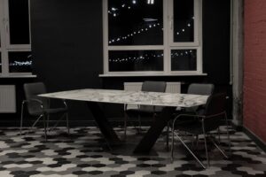 De perfecte afstand tussen tafel en muur voor een fijne eethoek