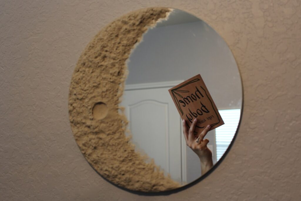 Spiegel ophangen zonder stress: zo doe je het veilig en netjes