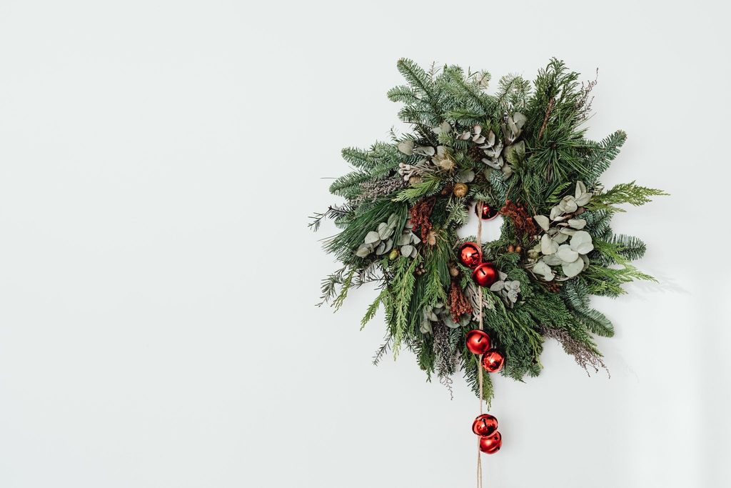 Kerstdecoratie aan de muur: sfeervol zonder extra ruimte in huis