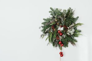 Kerstdecoratie aan de muur: sfeervol zonder extra ruimte in huis