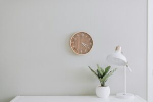 Je muur verhuist mee: zo pak je spiegels, klokken en wandkleden veilig in