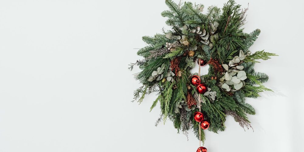 Kerstdecoratie aan de muur: sfeervol zonder extra ruimte in huis