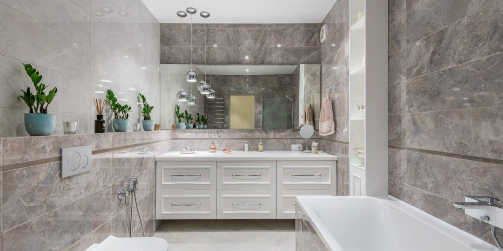 Zo gebruik je de muren in je badkamer zo optimaal mogelijk